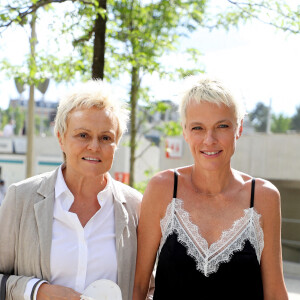 Muriel Robin et sa femme Anne Le Nen dans les allées lors des internationaux de France de Tennis de Roland Garros 2021 à Paris, le 6 juin 2021. © Dominique Jacovides/Bestimage 