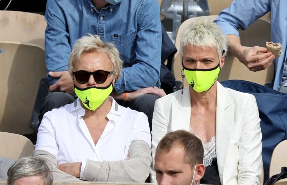 Muriel Robin et sa femme Anne Le Nen dans les tribunes des Internationaux de France de tennis de Roland Garros à Paris, France, le 5 juin 2021. © Dominique Jacovides/Bestimage 