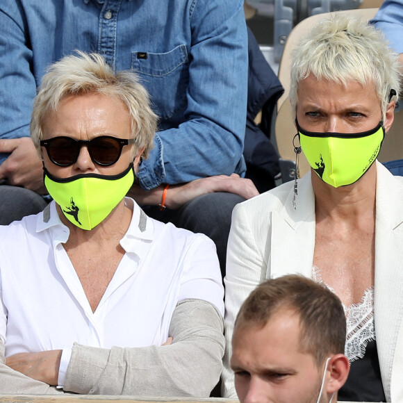 Muriel Robin et sa femme Anne Le Nen dans les tribunes des Internationaux de France de tennis de Roland Garros à Paris, France, le 5 juin 2021. © Dominique Jacovides/Bestimage 