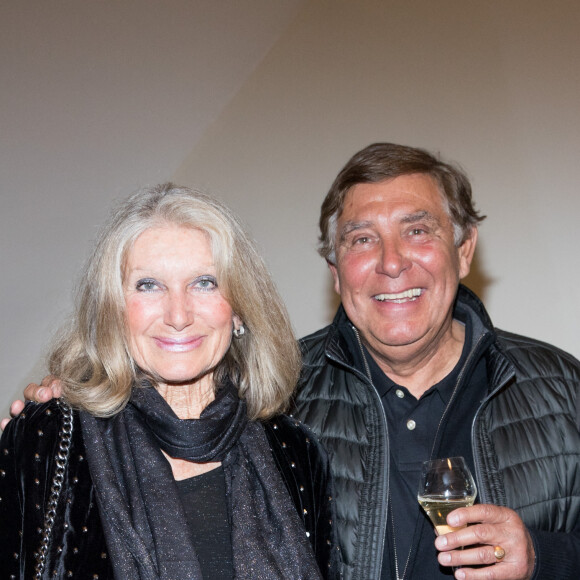 Jean-Pierre Foucault et sa compagne Evelyn Jarre lors du gala de la Chaine de l'espoir au théâtre de la Tour Eiffel à Paris, France, le 26 mars 2018.  © Cyril Moreau/Bestimage