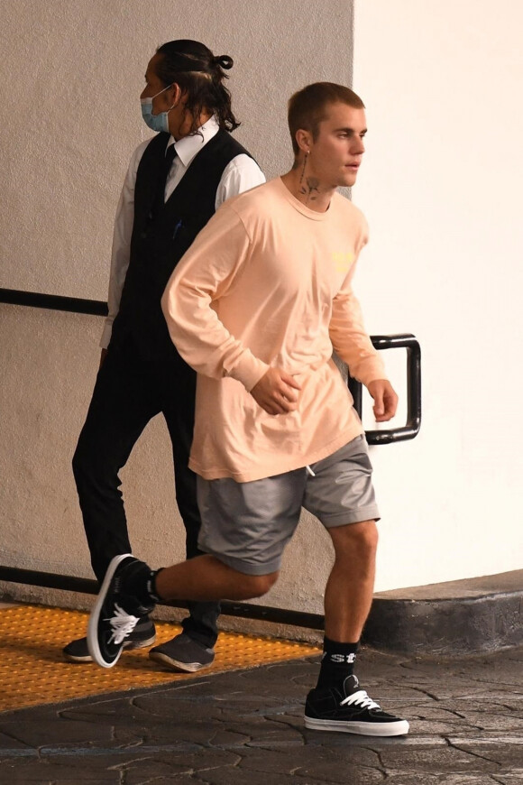 Justin Bieber et sa femme Hailey Bieber Baldwin se rendent à un cabinet de dermatologie à Los Angeles, le 2 juillet 2021. 