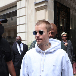 Justin Bieber et sa femme Hailey Bieber (Baldwin) sortent de la boutique "Kith" à Paris, le 21 juin 2021. Justin porte le sweat "Kith".