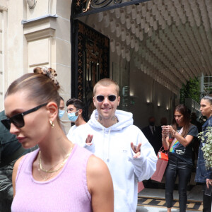 Justin Bieber et sa femme Hailey Bieber (Baldwin) sortent de la boutique "Kith" à Paris, le 21 juin 2021. Justin porte le sweat "Kith".