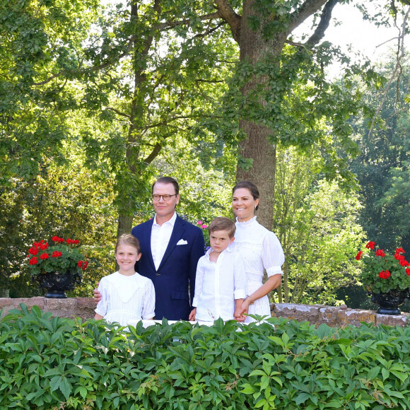 La princesse Victoria, le prince Daniel, la princesse Estelle et le prince Oscar de Suède lors des célébrations de la fête de Victoria au palais de Solliden à Oeland, Suède, le 14 juillet 2021.