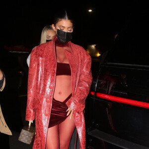 Kylie Jenner, sexy toute de rouge vêtue, arrive au club Nice Guys à West Hollywood, pour la soirée de lancement du nouvel album de J.Bieber. Le 25 mars 2021
