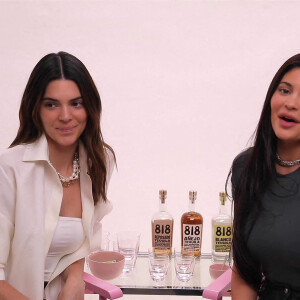 Kylie et Kendall Jenner tournent une séquence "Get Ready With Me" dans laquelle elle boivent de la Tequila et se maquillent avec la gamme de cosmétiques "Kylie Cosmetics". Los Angeles. Le 17 mars 2021. 