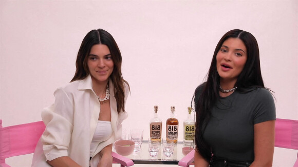Kylie et Kendall Jenner tournent une séquence "Get Ready With Me" dans laquelle elle boivent de la Tequila et se maquillent avec la gamme de cosmétiques "Kylie Cosmetics". Los Angeles. Le 17 mars 2021. 