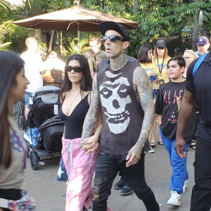 Kourtney Kardashian et son compagnon Travis Barker se baladent à Disneyland à Los Angeles, le 4 juillet 2021 