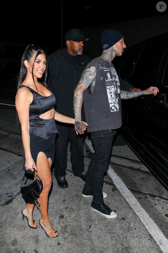 Kourtney Kardashian et son compagnon Travis Barker, main dans la main, quittent le restaurant "Craig's" à Los Angeles, le 24 juin 2021. 
