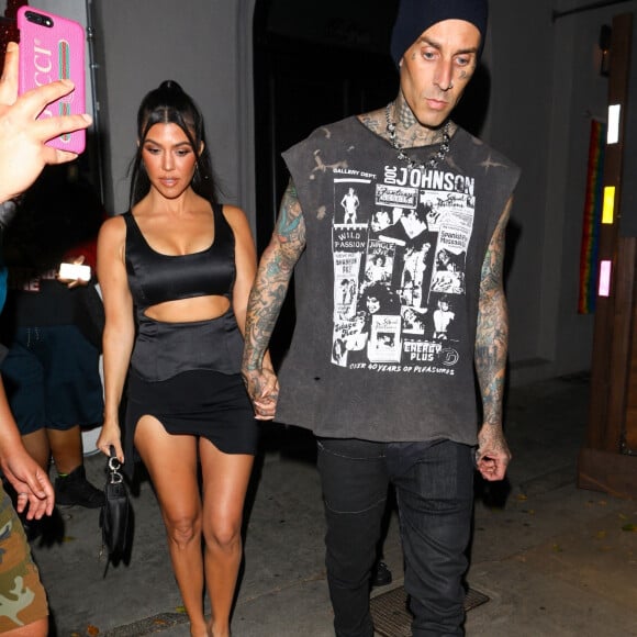 Kourtney Kardashian et son compagnon Travis Barker, main dans la main, quittent le restaurant "Craig's" à Los Angeles, le 24 juin 2021. 