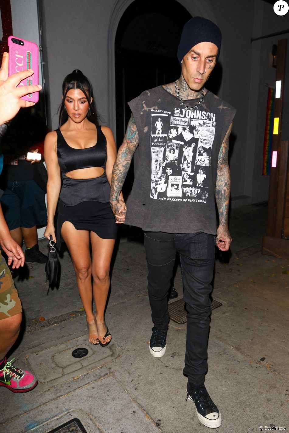 Kourtney Kardashian et son compagnon Travis Barker, main dans la main