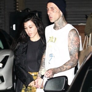 Exclusif - Kourtney Kardashian et son compagnon Travis Barker font un passage au restaurant Nobu à Malibu le 23 juin 2021. 