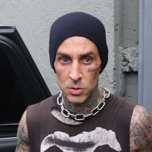 Exclusif - Travis Barker quitte son concert avec sa compagne Kourtney Kardashian à Venice Beach le 19 juin 2021. 