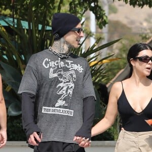 Exclusif - Kourtney Kardashian se balade main dans la main avec son compagnon Travis Barker à Malibu le 16 juin 2021. 