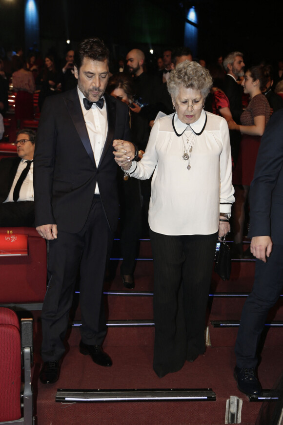 Javier Bardem et sa mère Pilar Bardem lors de la 30ème cérémonie des Goya Awards à l'auditorium du Madrid Marriott à Madrid, le 6 février 2016. 