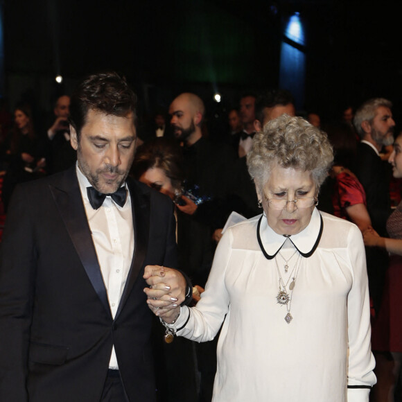 Javier Bardem et sa mère Pilar Bardem lors de la 30ème cérémonie des Goya Awards à l'auditorium du Madrid Marriott à Madrid, le 6 février 2016. 