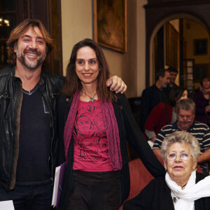 Javier Bardem, sa mère Pilar Bardem et Maria Carrion soutiennent le peuple Saharawi lors d'un évènement lors d'un évènement organisé par les associations Ceas-Sahara and Fisahara à Madrid, le 15 octobre 2015. 