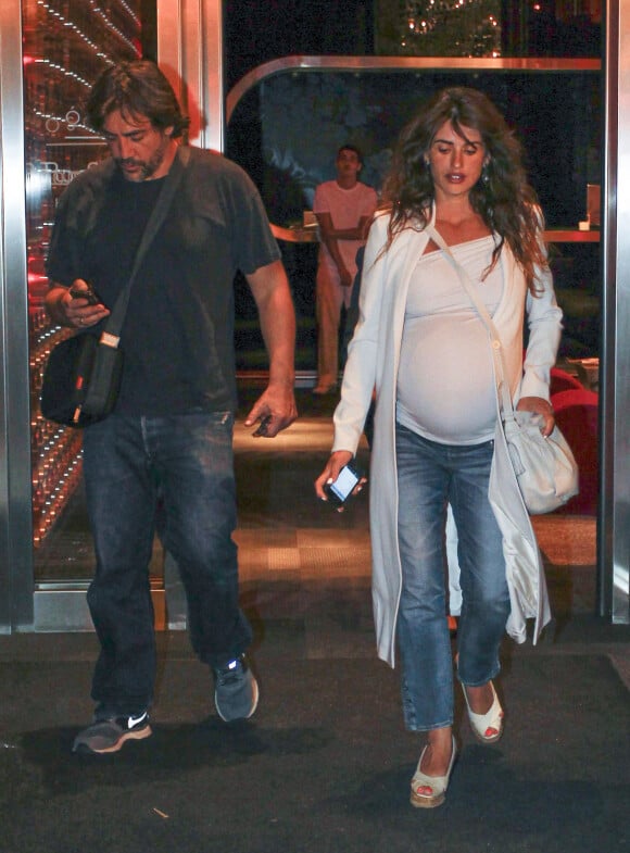 Penelope Cruz (enceinte) et Javier Bardem sont alles diner en famille au restaurant a Madrid. Le 20 juillet 2013 