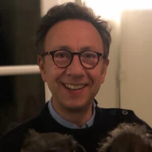 Stéphane Bern avec ses chiens Dash et Mirza