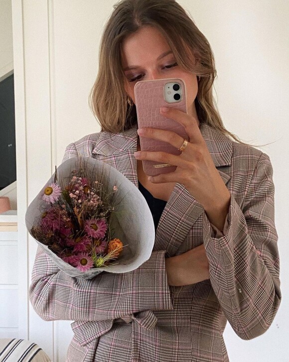 Lola Courbet, fille de l'animateur Julien Courbet, se dévoile divine sur Instagram.