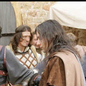 Alexandre et Lionnel Astier sur le tournage de la série "Kaamelott" en 2005.