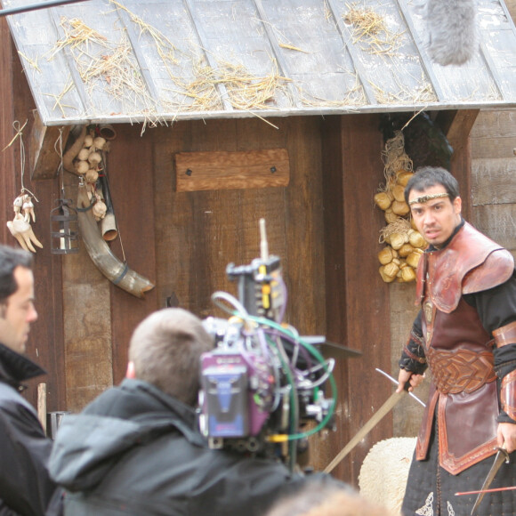 Alexandre Astier sur le tournage de la série "Kaamelott" en 2005.