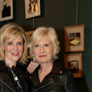 Chantal Ladesou et Catherine Ceylac en backstage du défilé de la styliste Nathalie Garçon pour l'association "Over fifty...et alors" à la galerie Vivienne à Paris le 17 juin 2019. © Dominique Jacovides / Bestimage