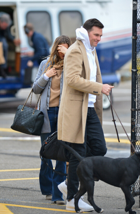 Exclusif - Le mannequin de 39 ans Gisele Bundchen et son mari Tom Brady, quarterback dans l'équipe des "New England Patriots", arrivent à New York avec leurs chiens Scooby et Onyx en hélicoptère, le 9 février 2020.