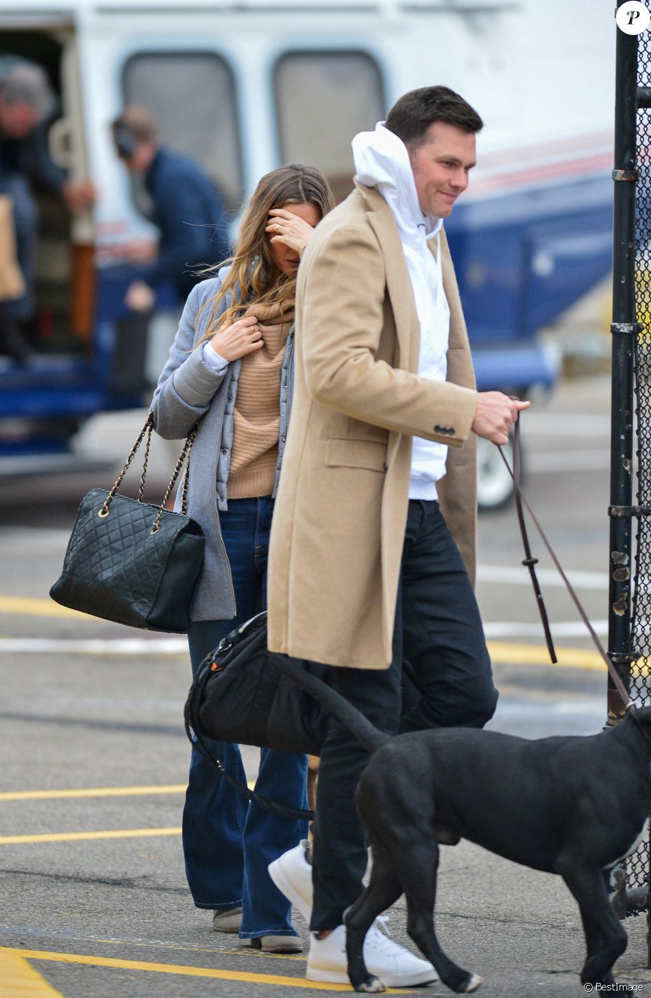 Exclusif - Le mannequin de 39 ans Gisele Bundchen et son mari Tom Brady, quarterback dans l'équipe des "New England Patriots", arrivent à New York avec leurs chiens Scooby et Onyx en hélicoptère, le 9 février 2020.
