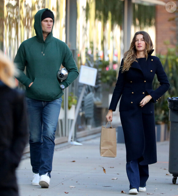 Exclusif - Gisele Bundchen et son mari Tom Brady se baladent dans les rues glacées de New York, le 12 novembre 2019.