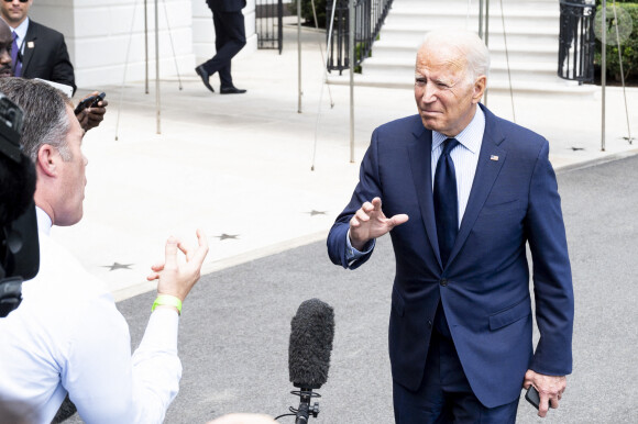 Joe Biden parle à la presse South Portico à Washington, DC avant de quitter la Maison Blanche pour se rendre à Camp David pour le week-end, le 16 juillet 2021. © Michael Brochstein/Zuma/Bestimage