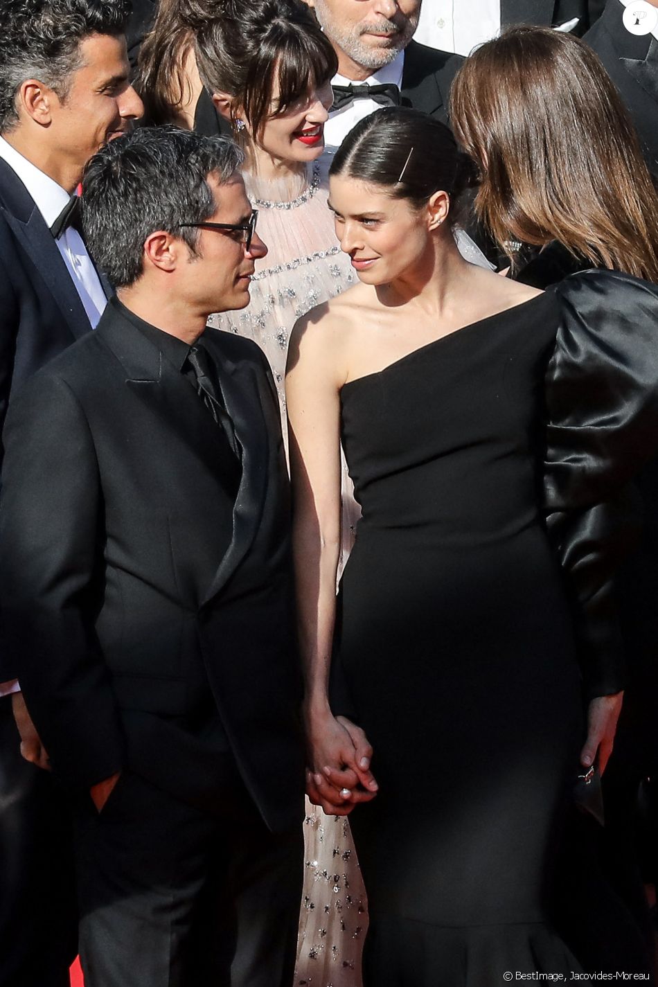 Gael Garcia Bernal et sa compagne Fernanda Aragones - Montée des marches du film "Hors Normes" pour la clôture du 72ème Festival International du Film de Cannes. Le 25 mai 2019 © Jacovides-Moreau / Bestimage
