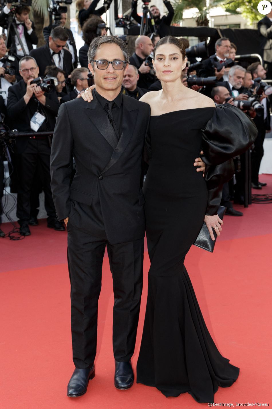 Gael Garcia Bernal et sa compagne Fernanda Aragones - Montée des marches du film "Hors Normes" pour la clôture du 72ème Festival International du Film de Cannes. Le 25 mai 2019 © Jacovides-Moreau / Bestimage