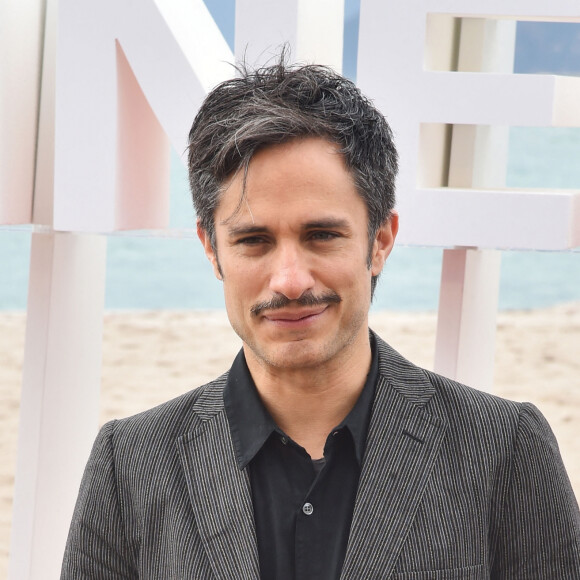 Gael Garcia Bernal - Photocall de la série "Aqui En La Tierra" en compétition pour la 1ère édition du festival Canneseries, à Cannes, sur la plage du Gray d'Albion, le 10 avril 2018. © Bruno Bebert/Bestimage