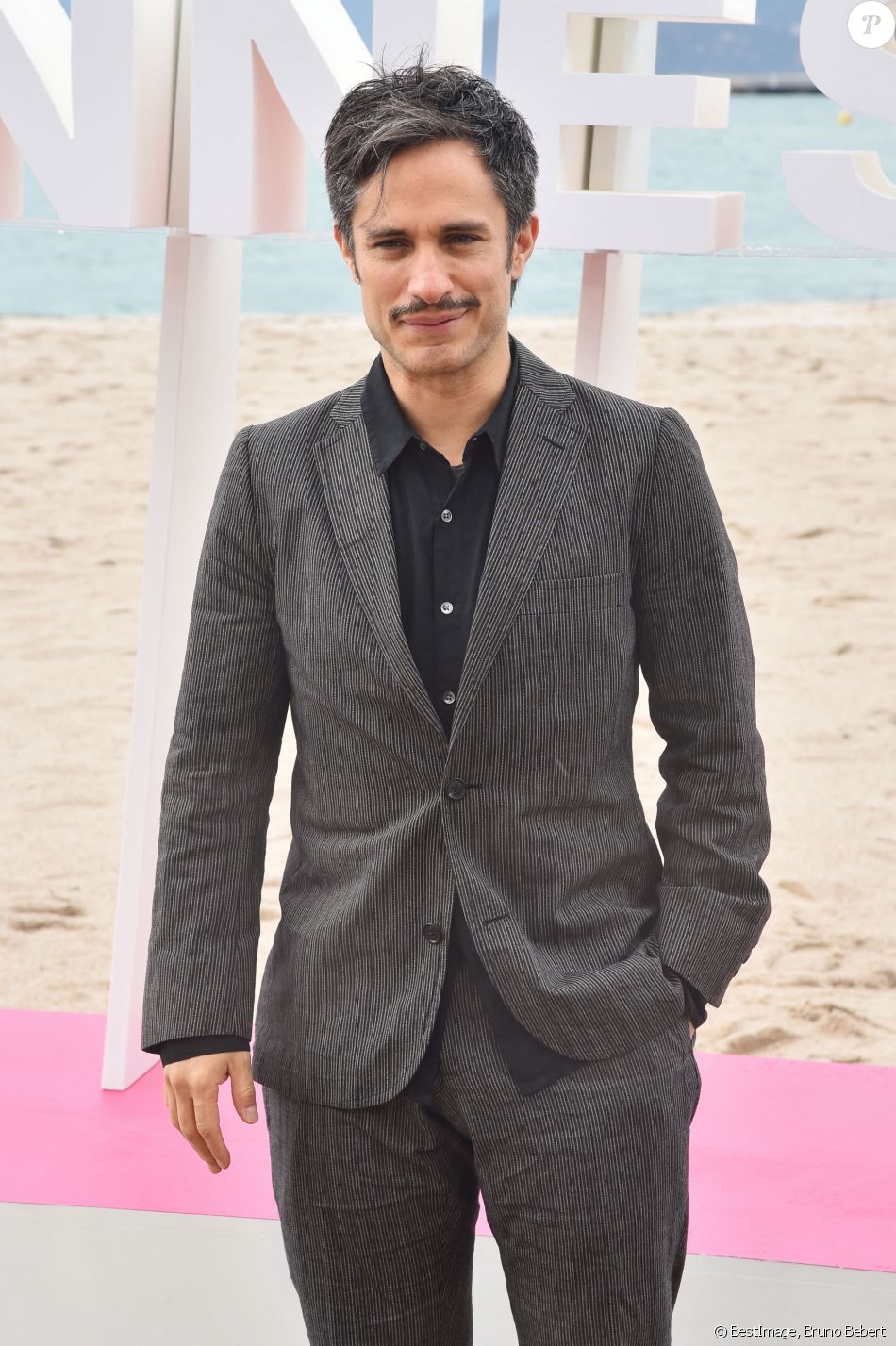 Gael Garcia Bernal - Photocall de la série "Aqui En La Tierra" en compétition pour la 1ère édition du festival Canneseries, à Cannes, sur la plage du Gray d'Albion, le 10 avril 2018. © Bruno Bebert/Bestimage