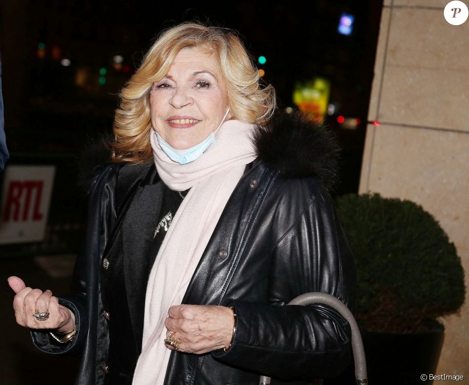 Exclusif - La chanteuse Nicoletta quitte les studios de RTL à Paris le 8 février 2021. © Panoramic / Bestimage