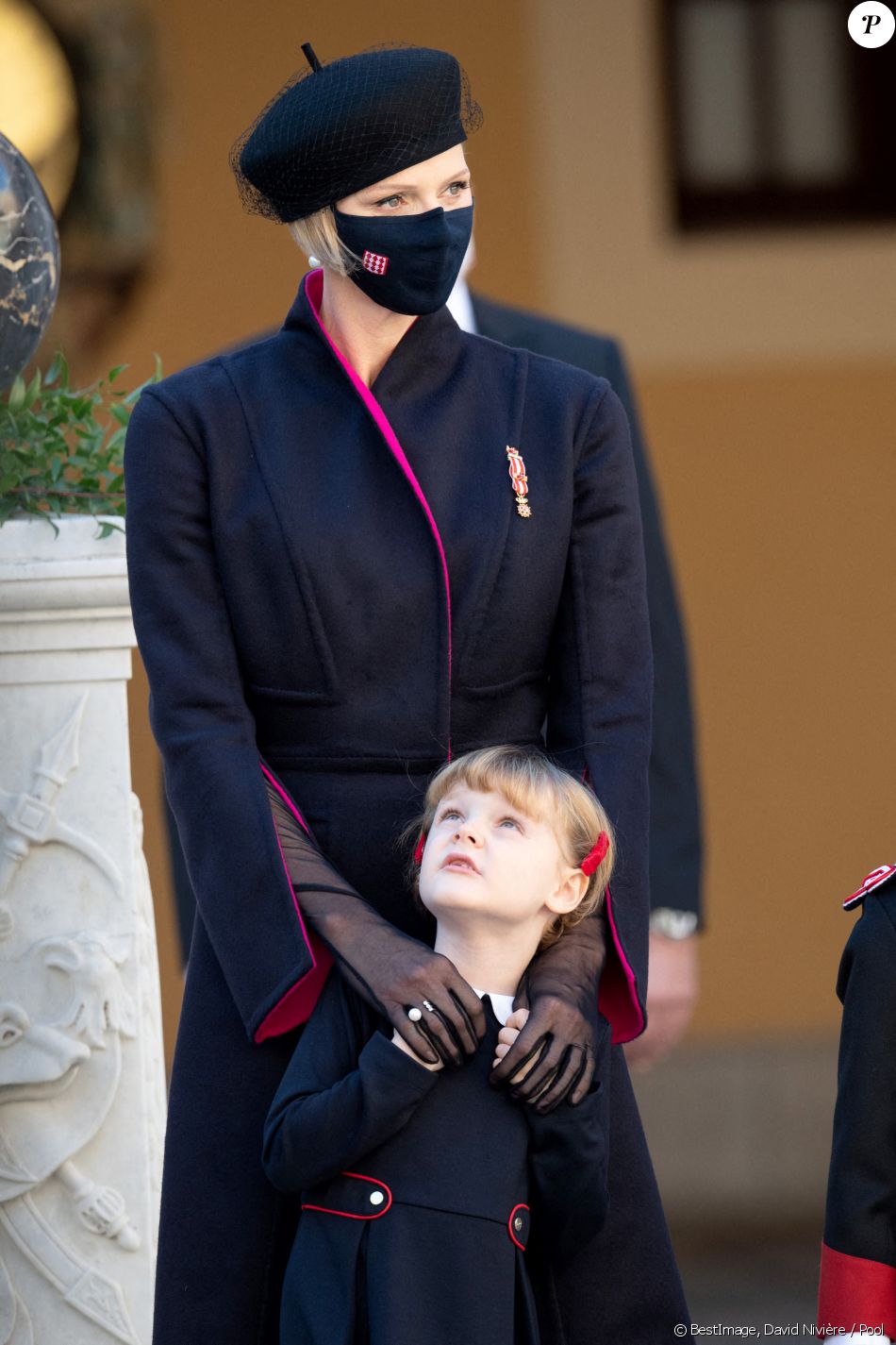 La princesse Charlène de Monaco, la princesse Gabriella de Monaco, comtesse de Carladès - La famille princière assiste à une cérémonie de remise de médaille dans la cours du Palais de Monaco lors de la Fête Nationale 2020 de la principauté de Monaco le 19 novembre 2020. © David Nivière / Pool / Bestimage