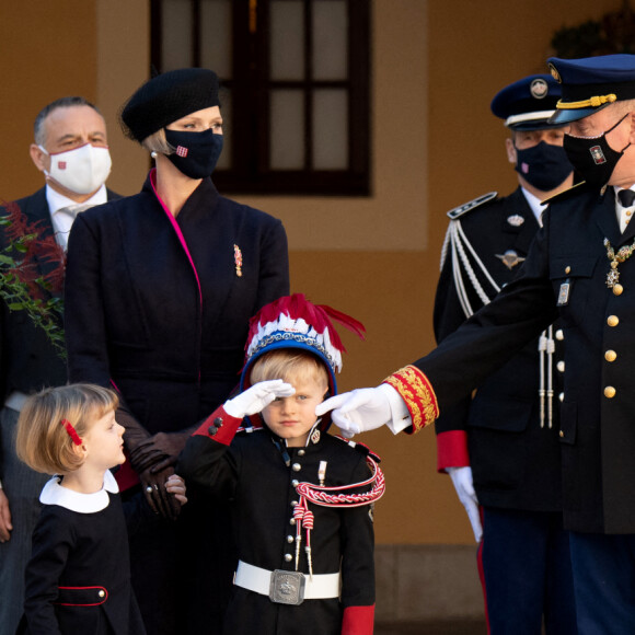 La princesse Charlène de Monaco, la princesse Gabriella de Monaco, comtesse de Carladès, le prince Jacques de Monaco, marquis des Baux, le prince Albert II de Monaco, la princesse Caroline de Hanovre - La famille princière assiste à une cérémonie de remise de médaille dans la cours du Palais de Monaco lors de la Fête Nationale 2020 de la principauté de Monaco le 19 novembre 2020. © David Nivière / Pool / Bestimage