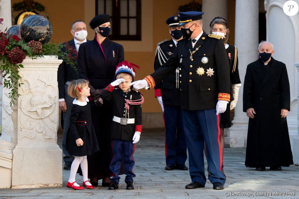 La princesse Charlène de Monaco, la princesse Gabriella de Monaco, comtesse de Carladès, le prince Jacques de Monaco, marquis des Baux, le prince Albert II de Monaco, la princesse Caroline de Hanovre - La famille princière assiste à une cérémonie de remise de médaille dans la cours du Palais de Monaco lors de la Fête Nationale 2020 de la principauté de Monaco le 19 novembre 2020. © David Nivière / Pool / Bestimage