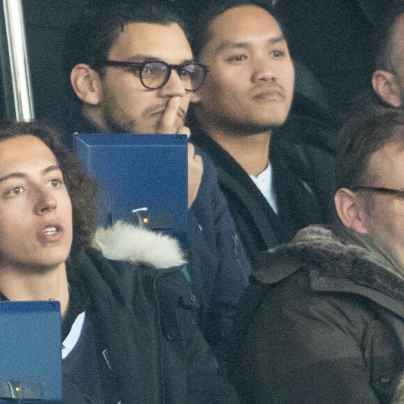 Julien Courbet et son fils Gabin dans les tribunes lors du match de championnat de Ligue 1 Conforama opposant le Paris Saint-Germain (PSG) aux Girondins de Bordeaux au Parc des Princes à Paris, France, le 23 février 2020. Le PSG a gagné 4-3. © Cyril Moreau/Bestimage