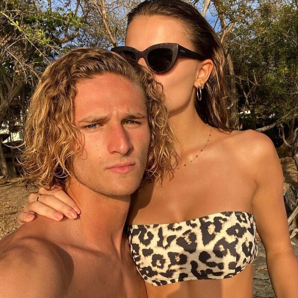 Lola Courbet, la fille de Julien Courbet, file le parfait amour avec son compagnon Mathis.