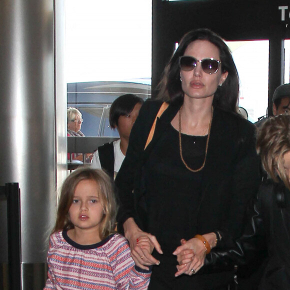 Brad Pitt, sa femme Angelina Jolie et leurs enfants Maddox, Pax, Zahara, Shiloh, Vivienne et Knox prennent l'avion à l'aéroport de Los Angeles pour venir passer quelques jours dans leur propriété de Miraval, le 6 juin 2015. 