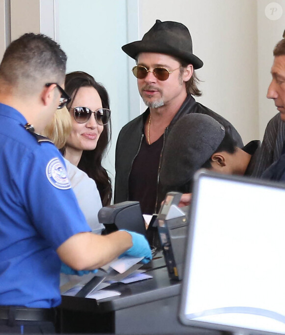 Brad Pitt, sa femme Angelina Jolie et leurs enfants Maddox, Pax, Zahara, Shiloh, Vivienne et Knox prennent l'avion à l'aéroport de Los Angeles pour venir passer quelques jours dans leur propriété de Miraval, le 6 juin 2015. 
