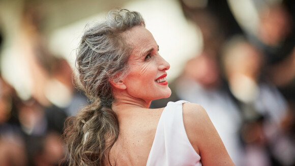 Andie MacDowell assume ses cheveux gris : "J'ai l'impression de ne pas faire semblant"