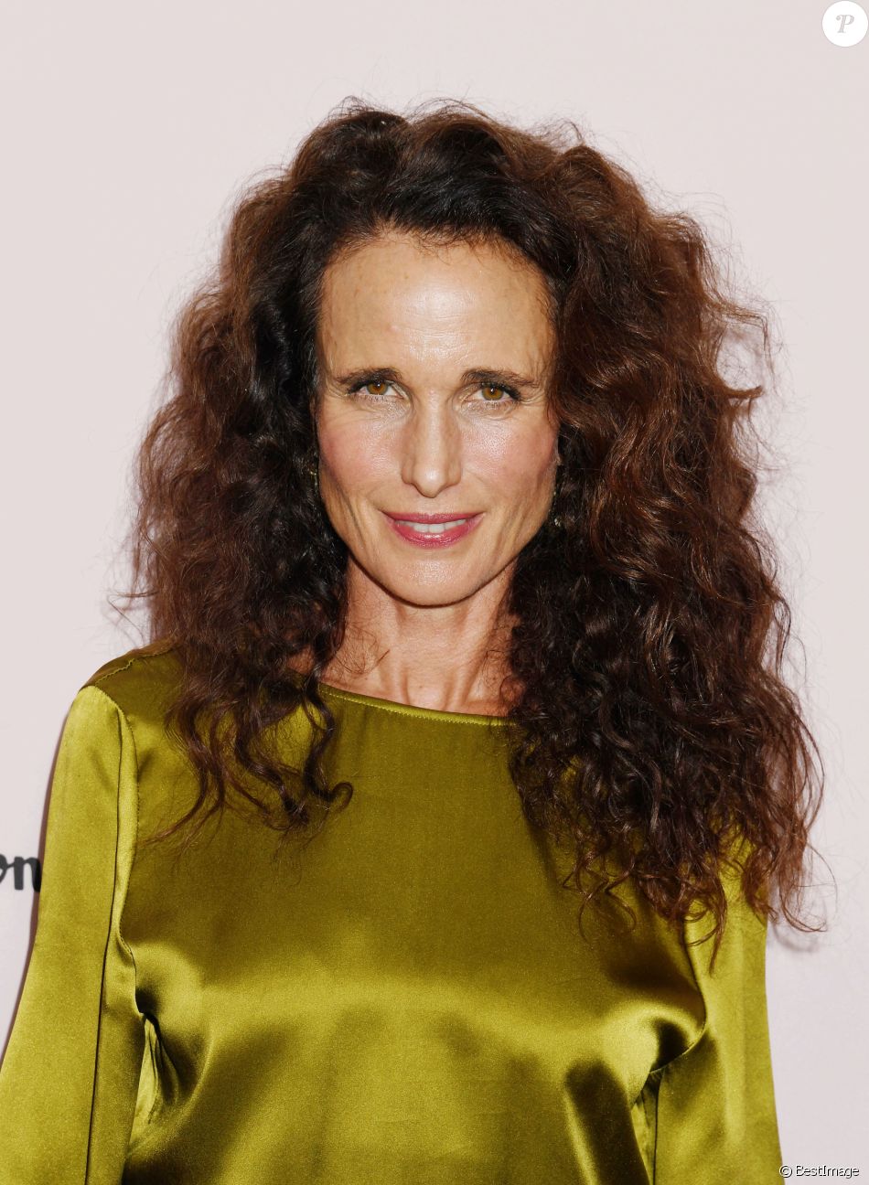 Andie MacDowell assume ses cheveux gris : "J'ai l'impression de ne pas