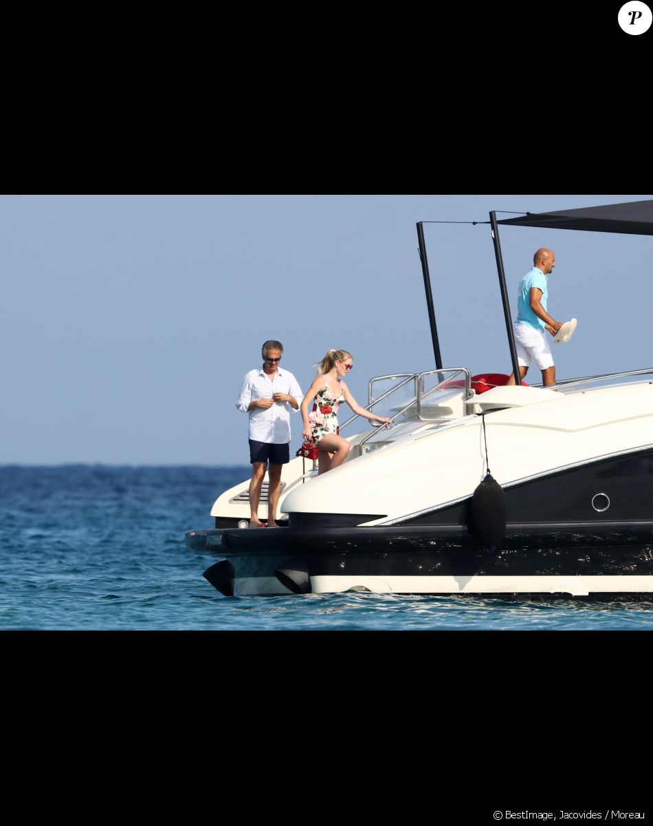 Exclusif - Lady Kitty Spencer, nièce de la princesse Diana, et son compagnon Michael Lewis font un petit tour au Club 55 à Saint-Tropez le 20 août 2019. © Jacovides / Moreau / Bestimage