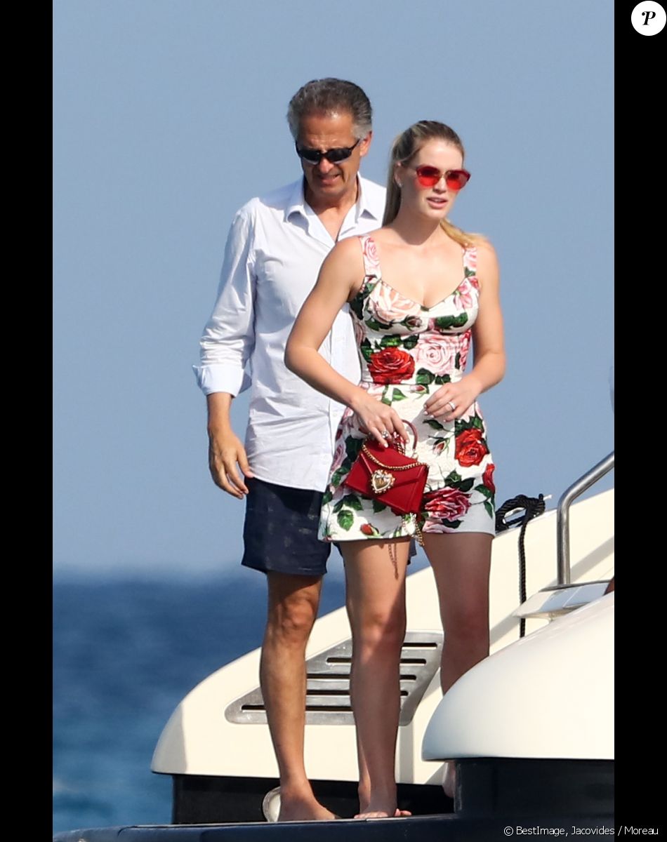 Exclusif - Lady Kitty Spencer, nièce de la princesse Diana, et son compagnon Michael Lewis font un petit tour au Club 55 à Saint-Tropez le 20 août 2019. © Jacovides / Moreau / Bestimage