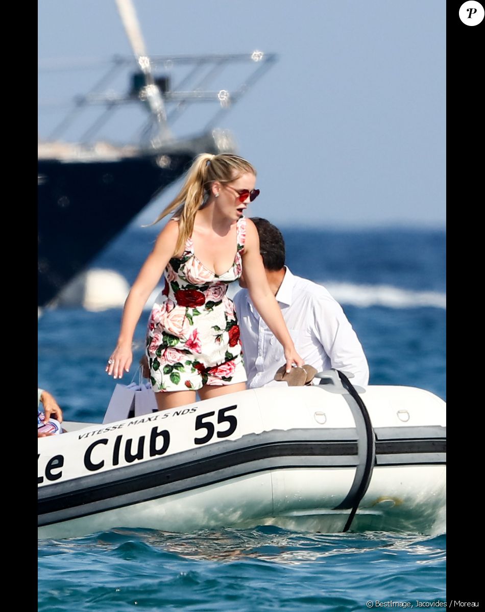 Exclusif - Lady Kitty Spencer, nièce de la princesse Diana, et son compagnon Michael Lewis font un petit tour au Club 55 à Saint-Tropez le 20 août 2019. © Jacovides / Moreau / Bestimage