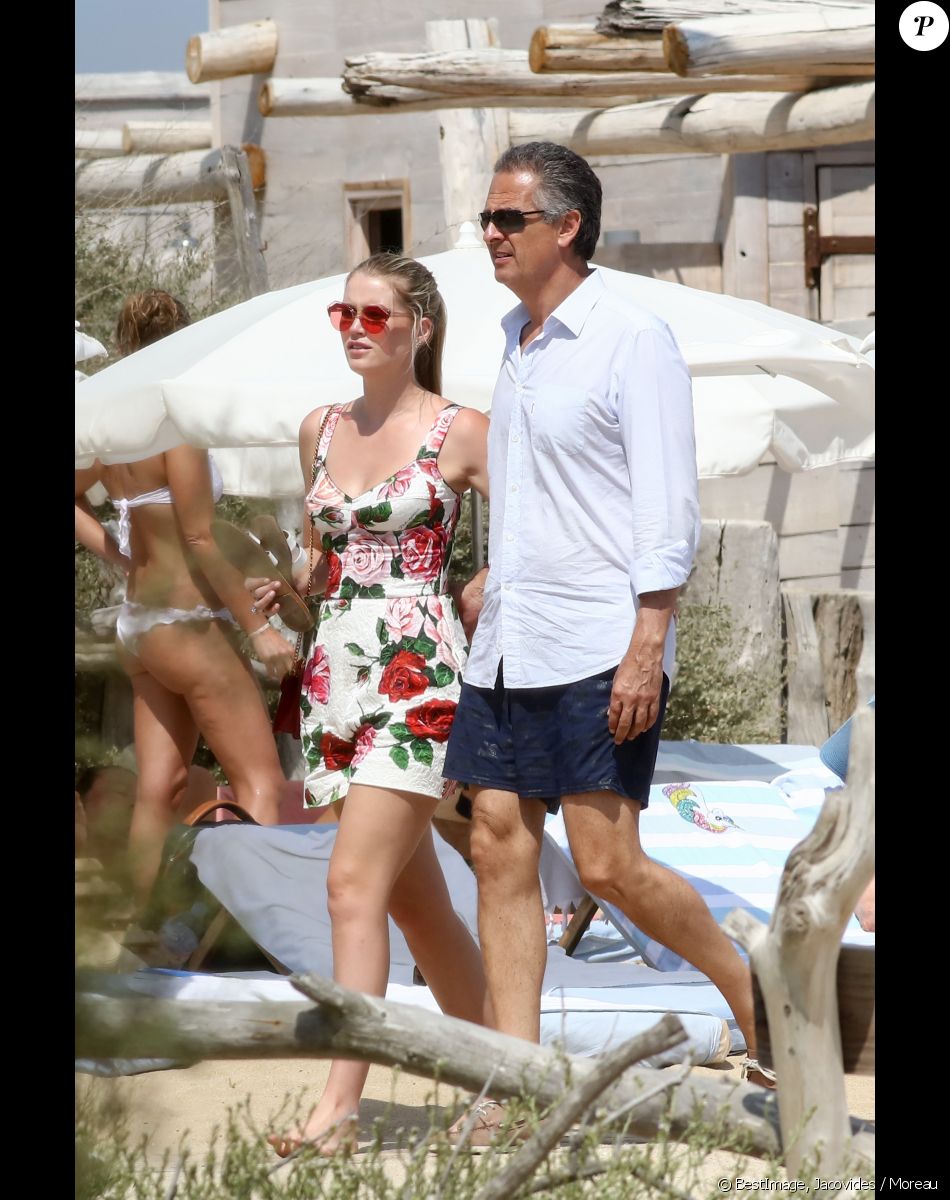 Exclusif - Lady Kitty Spencer, nièce de la princesse Diana, et son compagnon Michael Lewis font un petit tour au Club 55 à Saint-Tropez © Jacovides / Moreau / Bestimage