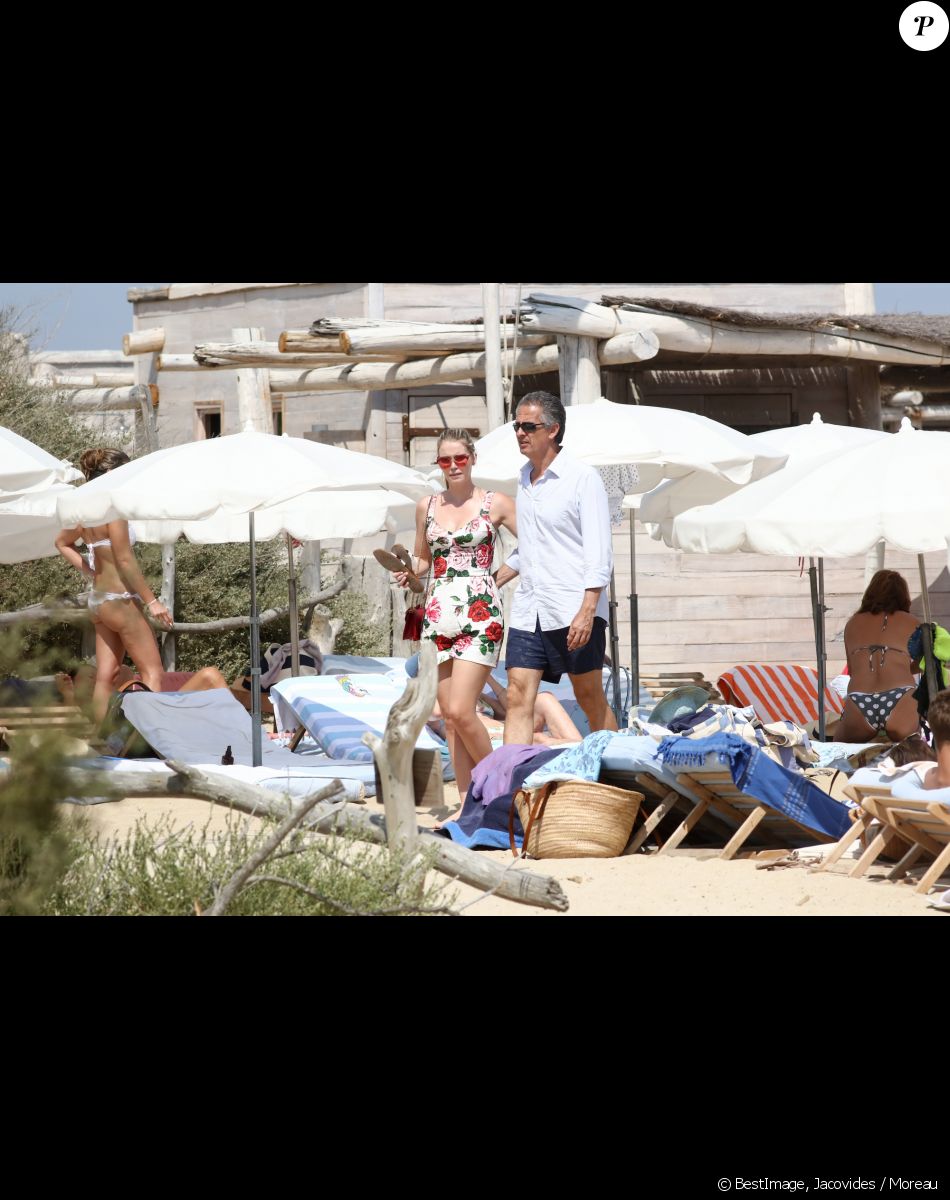 Exclusif - Lady Kitty Spencer, nièce de la princesse Diana, et son compagnon Michael Lewis font un petit tour au Club 55 à Saint-Tropez le 20 août 2019. © Jacovides / Moreau / Bestimage